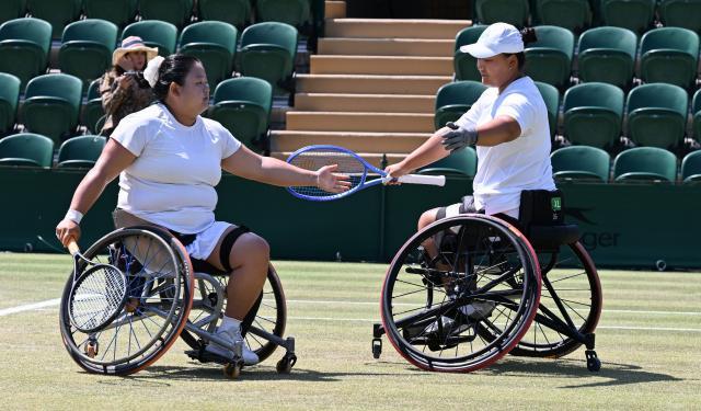 1752412558084038438.jpg (体育)(1)轮椅网球——温网女双:李晓辉_王紫莹对阵伯纳尔_沙托XxjpseC007351_20250713_PEPFN0A001.jpg