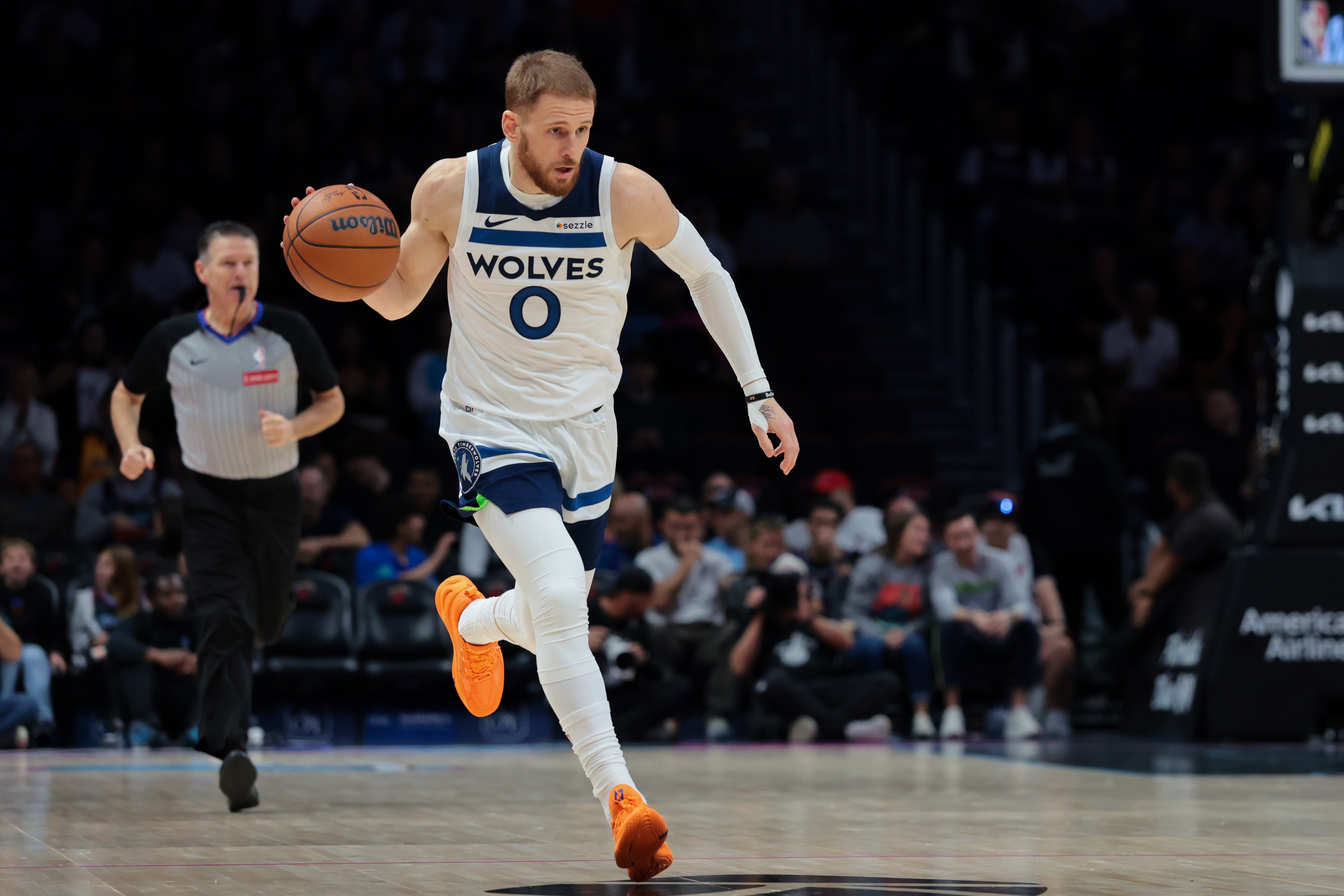 kaiyun-兄弟你们继续！迪文岑佐出战1分19秒右脚跟腱撕裂报销 1中0得1助